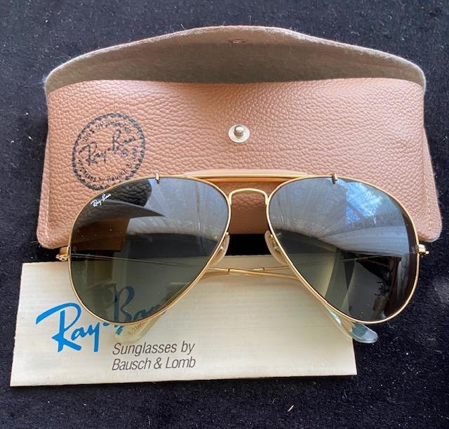 Ray Ban Aviator Classic Sunglasses original: Ray Ban by bausch lomb Aviator Classic vintage style Sunglasses. Unused in original Ray Ban case. Authentic and FREE DOMESTIC SHIPPING.