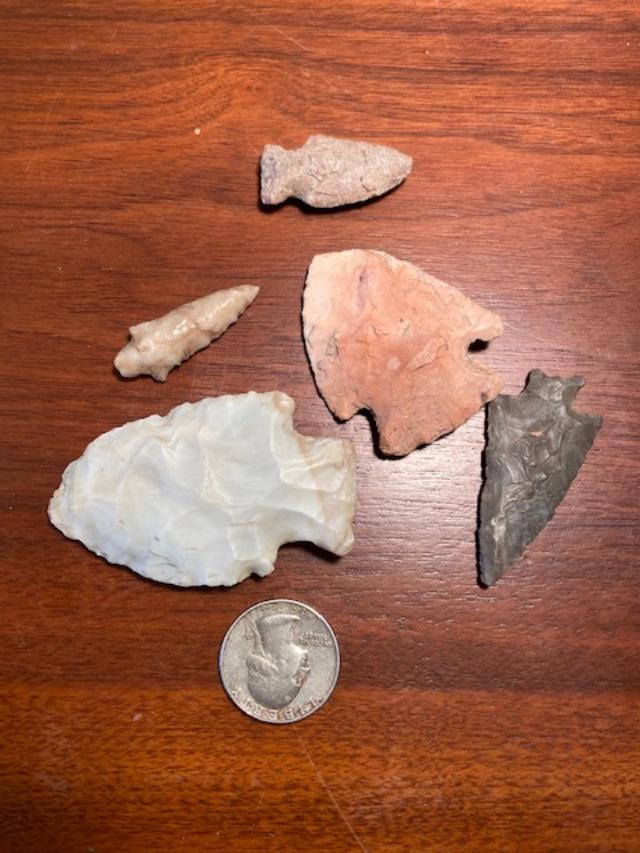 Lot of 5 Native American Arrowheads: Variety of 5 Native American Indian arrowheads. New Mexico found Quarter shown for scale. FREE DOMESTIC SHIPPING.