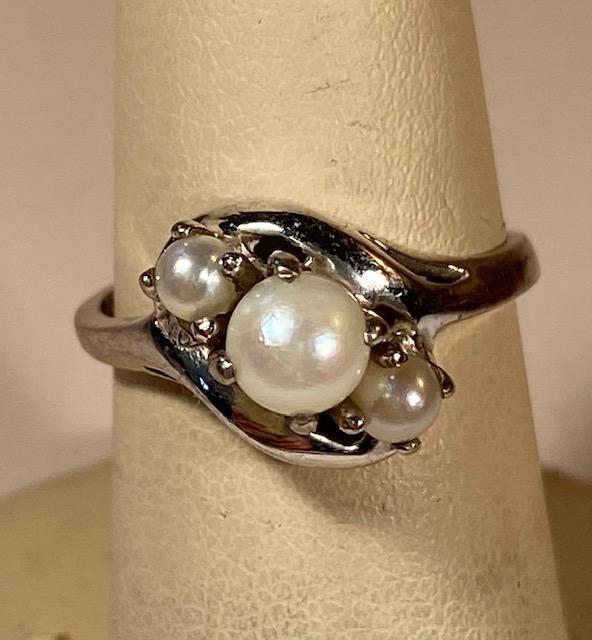 10K White Gold and Pearl Ring (1 of 2)