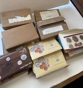 (10) US Mint uncirculated coin sets 1980-1990 (1 of 3)