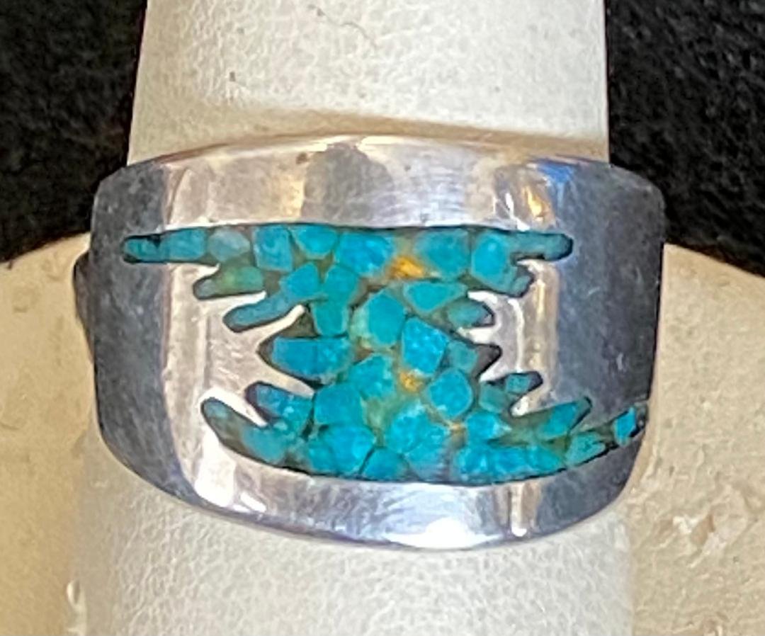 Turquoise Chip Inlaid Sterling Silver Ring: Native American Navajo Inidan silver ring with inlaid turquoise chips. Size 7.5. Unsigned. FREE DOMESTIC SHIPPING