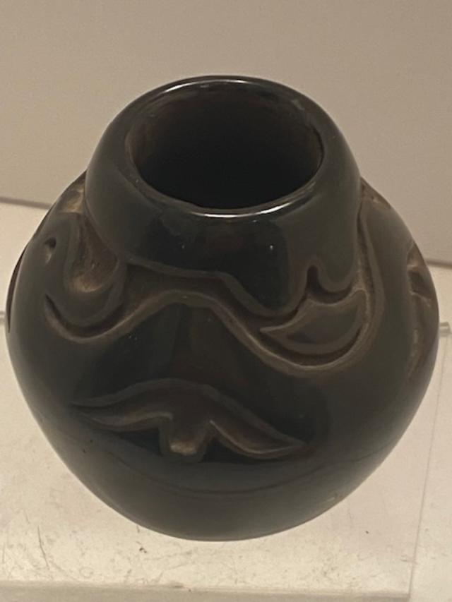 Santa Clara Pueblo Pot Signed Teresa V. Guiterrez (1 of 2)