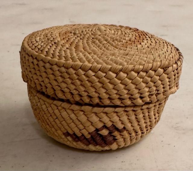 Native American Woven Basket  Northwest Coast (1 of 4)
