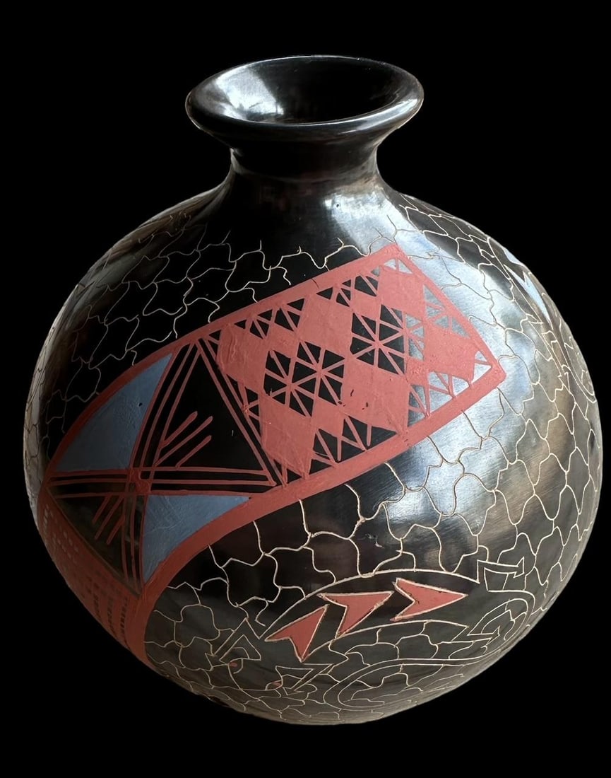 Laura Lucero Signed Mata Ortiz Vase with Hidden Salamander Design (1 of 4)