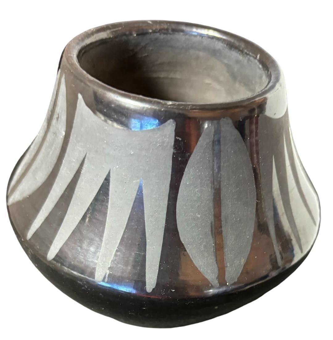 Doricia Tafoya San Idelfonso Pueblo Blackware Pot (1 of 2)