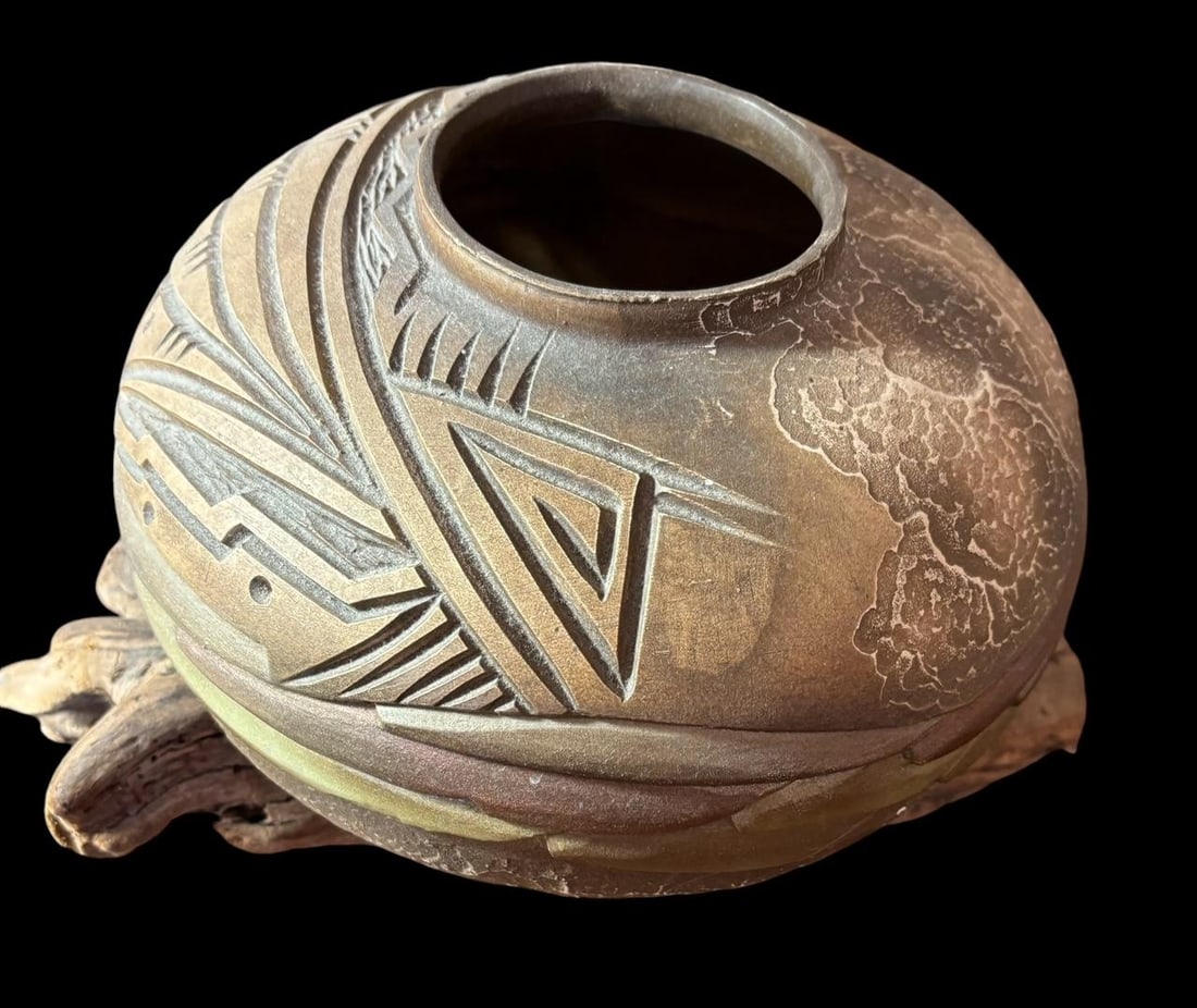 Original Dine Navajo Pot on Driftwood Stand Signed LK (1 of 3)