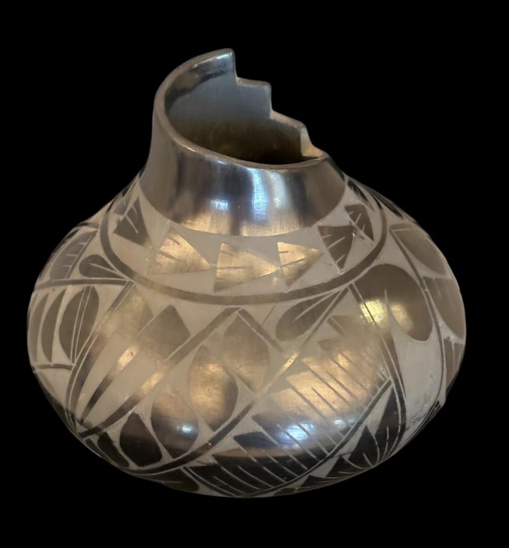 Signed Native American Santa Clara Blackware Pot Mary Chavaria (1 of 3)