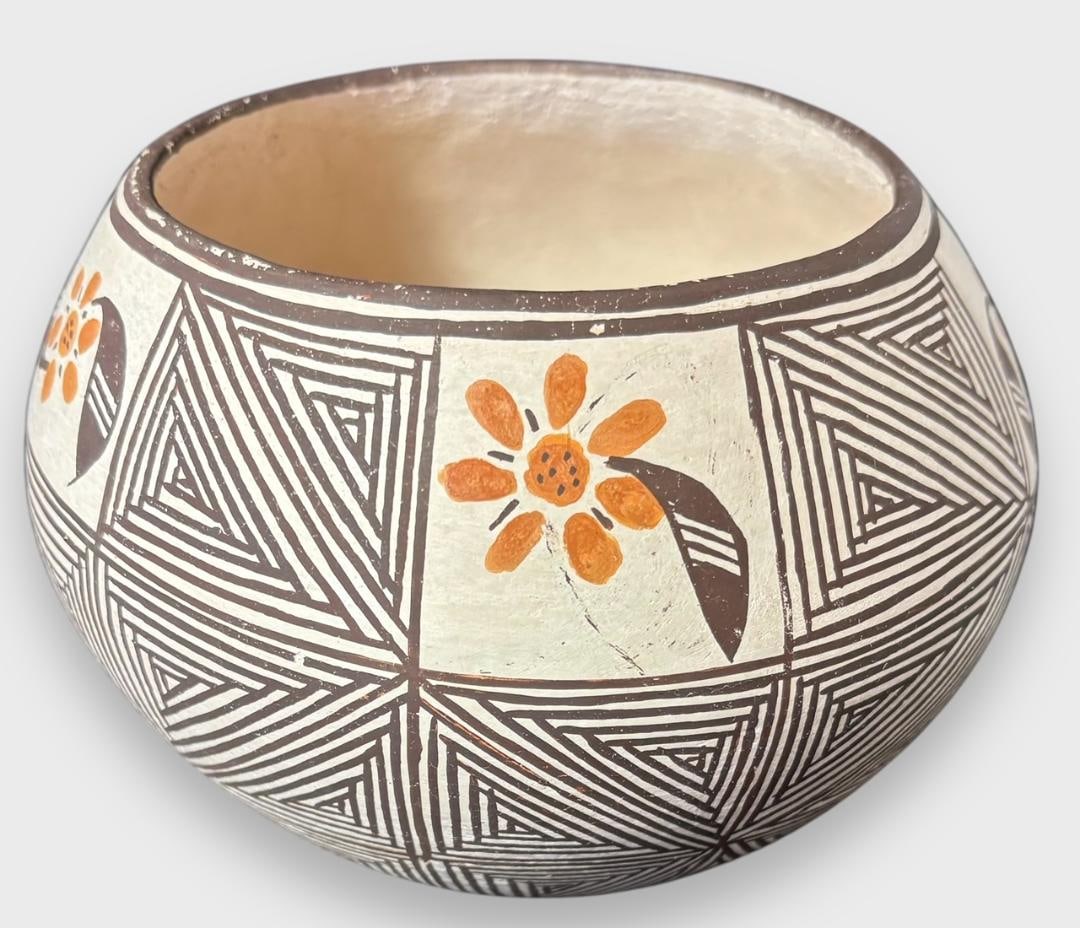 Vintage Acoma Pueblo Signed Pottery Pot Signed G. Lend (1 of 2)