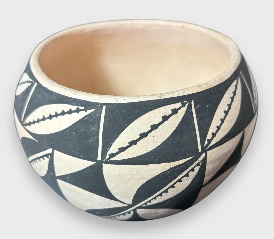 Vintage Signed  Clara Chavez Native American Acoma Pueblo Vessel (1 of 2)