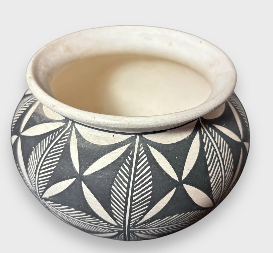 Vintage Signed Native American Acoma Pueblos Vessel Clara Chavez (1 of 3)