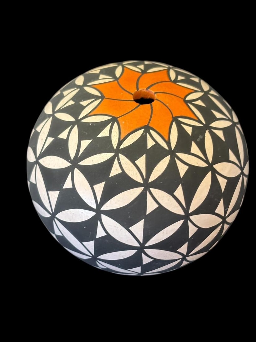 Native American Acoma Signed Marcella Pasquale Seed Pot: Native American Acoma Pueblo seed pot. Signed Marcella Pasquale. Measures 4" x 4". Domestic shipping $12.