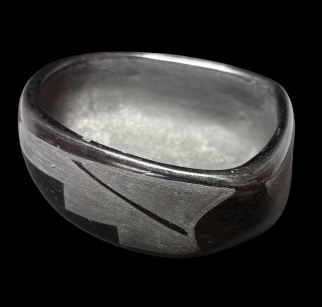 Native American Santa Clara Pottery Dish Signed Genevieve Suzao (1934-2016) (1 of 4)