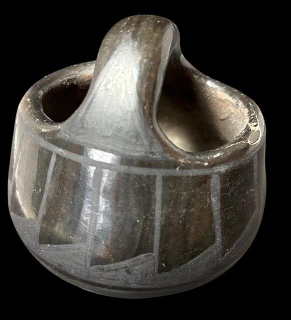 Native American Santo Domingo Pueblo Blackware Pot Signed JM (1 of 4)