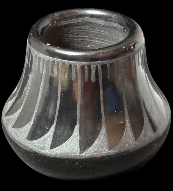 Anna Tapia Signed Santa Clara Blackware Pottery: Anna Tapia (Archuleta) (1953- ) signed Santa Clara Pueblo Pottery. 2.5" tall. For in-house shipping, select "bidder arranged". Domestic shipping $12.