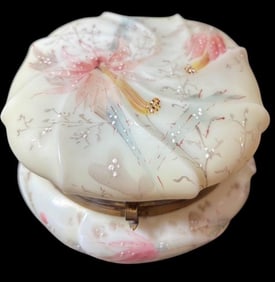 Wavecrest Style Lidded Porcelain Dresser Box