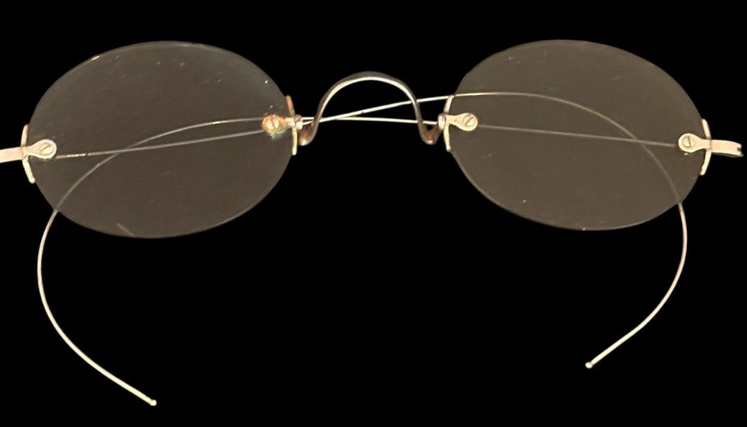 Antique Grey Oval Lens Wire Rim Spectacles: 19th Century antique wire rim spectacles with oval grey lenses. 4.5"