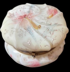 Wavecrest Style Lidded Porcelain Dresser Box