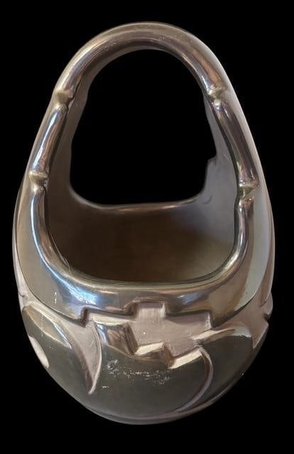 Madeline Naranjo Signed Santa Clara Pueblo Blackware Pottery Handled Bowl: Native American Santa Clara Pueblo blackware pottery bowl. Incised with traditional dragon chasing his tail around the world design. Signed by award winning Santa Fe potter Madeline Naranjo. Measures