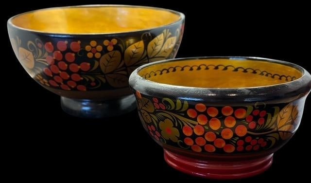 Pair of Hand Painted Russian Lacquerware Bowls: Pair of hand painted Russian bowls. Berry motif. Small bowl measures 5". Larger bowl measures 7".