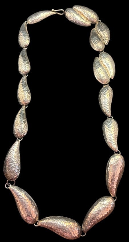 Silver Tone Concho Belt hammered silver: Silver tone concho style belt and buckle. Conchos and links are assorted sizes. See photos for details. Total length is 31"