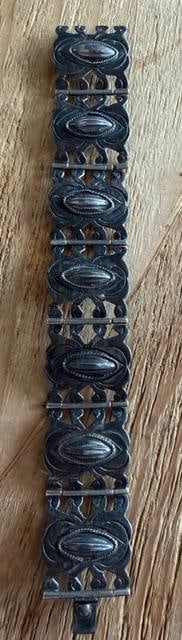 Vintage Mexican Sterling Bracelet: Vintage Mexican sterling bracelet. Marked .925. Lovely design. Open measures 7" with clasp and weighs 31g.