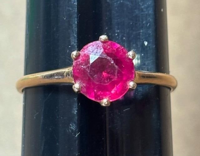 10K Gold Ring with Rubellite Center Stone: 10k gold ring with rubellite solirubtaire. Size 8. Total weight 1.9g.