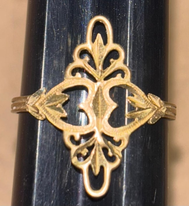 14K Gold Filigree Ring: 14K yellow gold ring with a filigree design. Size 8.25. Weighs 1.5g.