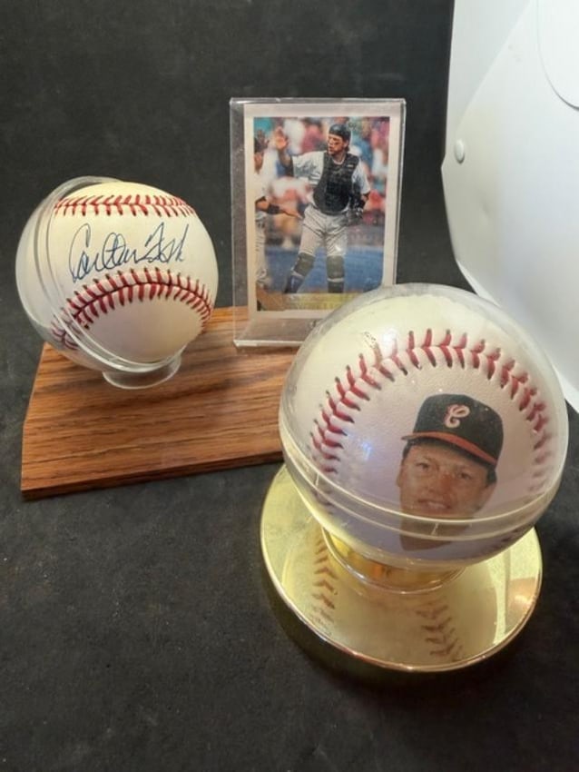 Carlton Fisk Autographed Baseball and Baseball Card (1 of 4)