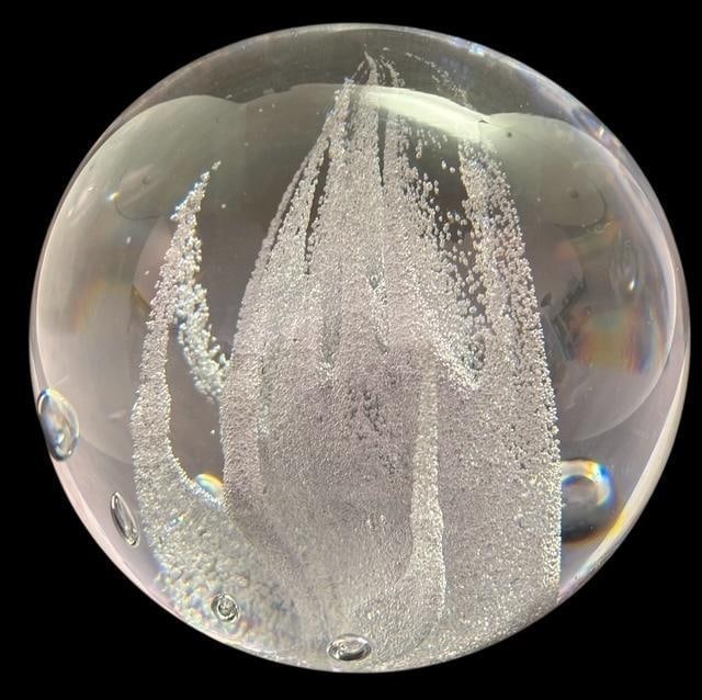 Signed Art Glass Kosta Paperweight Vicki Lindstrand: Art glass crystal Kosta seaweed pattern paperweight. Signed (Vicki) Lindstrand. Numbered #96099. Includes original tag. Measures 4" x 4 x 4".