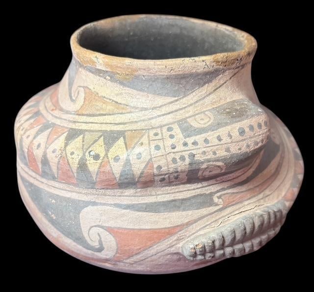 Mata Ortiz Signed Reynalda Quezada Snake Effigy Jar: Reynalda Quezada signed Mata Ortiz snake effigy jar. She is master potter Juan Quezada's older sister. Measures 5.5" tall. Inked signature on bottom and in finish marked GR 533.