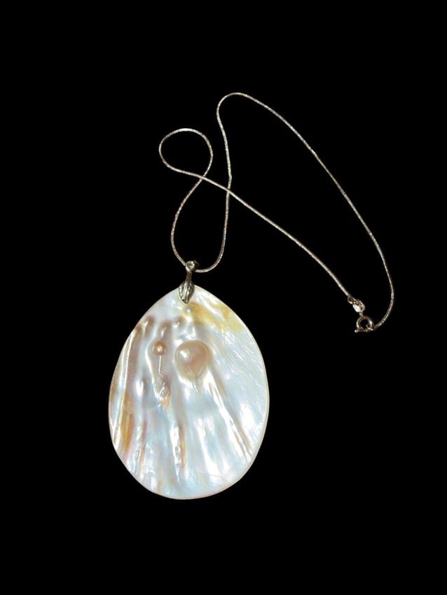 18K Gold Plate Necklace with Shell and Pearl Pendant: 18k gold plate necklace with shell pendant. Chain measures 17". Pendant measures 2.25" x 3".