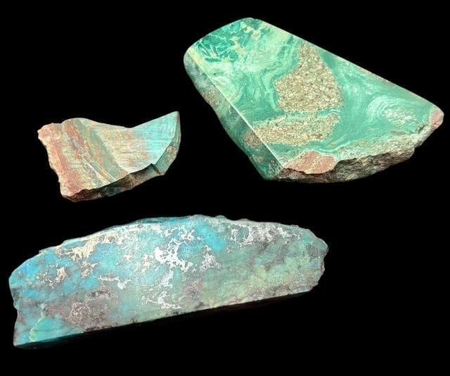 Large Malachite and Turquoise Slabs: Malachite and Turquoise slabs. Large turquoise slab 4.25" x 1.5" x.5" 109 grams, Large Malachite slab 2.25" x 3.5" x .5" 86 grams, small turquoise piece 2"x 1.25" x .25" 19 grams