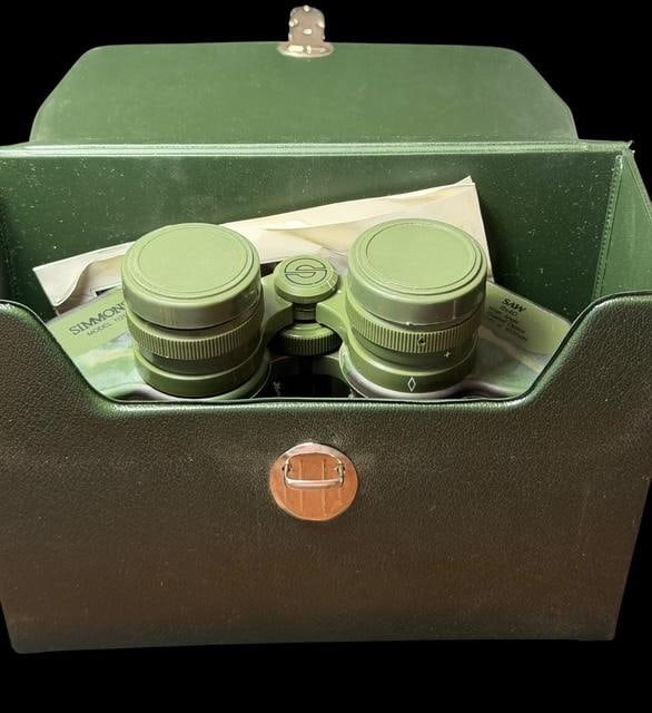Simmons Camo Binoculars: Simmons camo binoculars, 8 x 40, model 1120. Includes case. Lens caps all intact. Wide angle. Case measures 7.5" x 6" x 3".