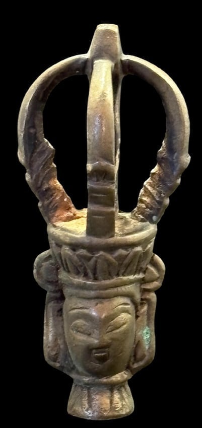 Antique Qing Dynasty Chinese Vajra Bell Holder 1644-1912: Antique Qing Dynasty Chinese brass vajra bell holder. Measures 3.5".