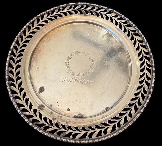 Antique Hardy and Hayes Round Sterling Plate with Reticulated Edge: Antique Hardy and Hayes sterling 5.5" round plate. Laurel leaf center design with a reticulated leaf pattern edge. Weighs 72g.