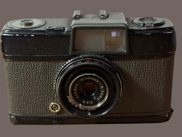 Vintage 35mm Olympus Camera: Vintage Olympus 35mm camera for parts. Serial #121279. Measures 4.5" x 2.5" x 1.5".