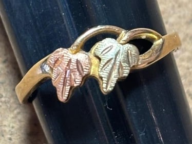 10K Rose and Yellow Gold Ring: 10K yellow and rose gold ring. Size 5.25. Total weight 1.4g.