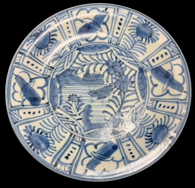 18th Century Chinese Blue and White Export Plate: 18th century antique Chinese blue and white hand painted exportware decorative plate. Measures 1" deep by 8" wide. Nice floral design.