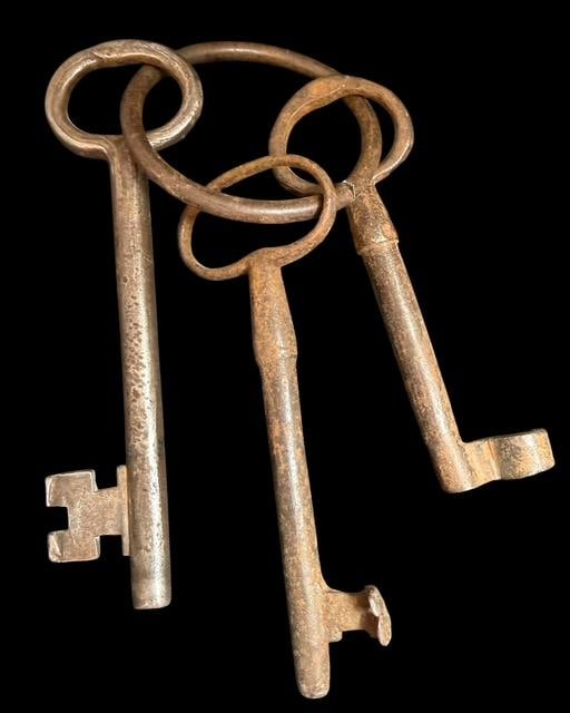 Iron Metal Ring with Three Large Jailers Keys (1 of 2)