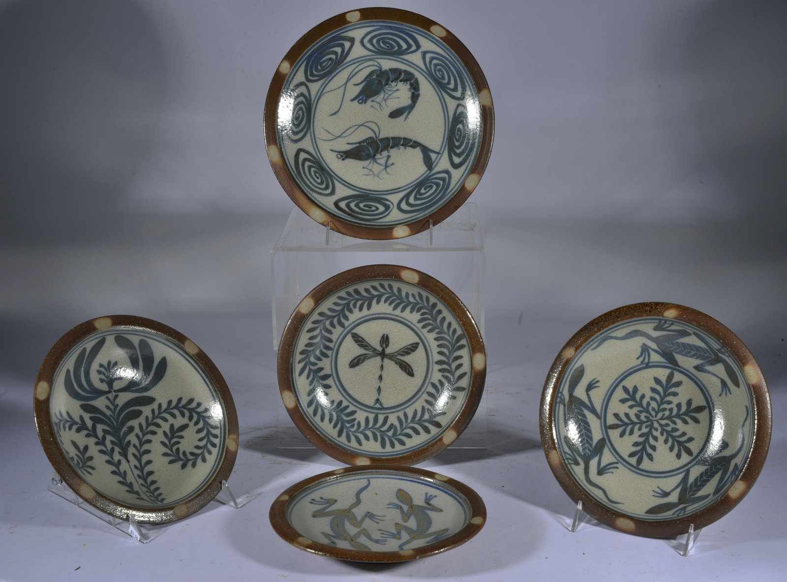 MATT JONES POTTERY BLUE DECORATED PLATES & BOWLS (5) (1 of 7)