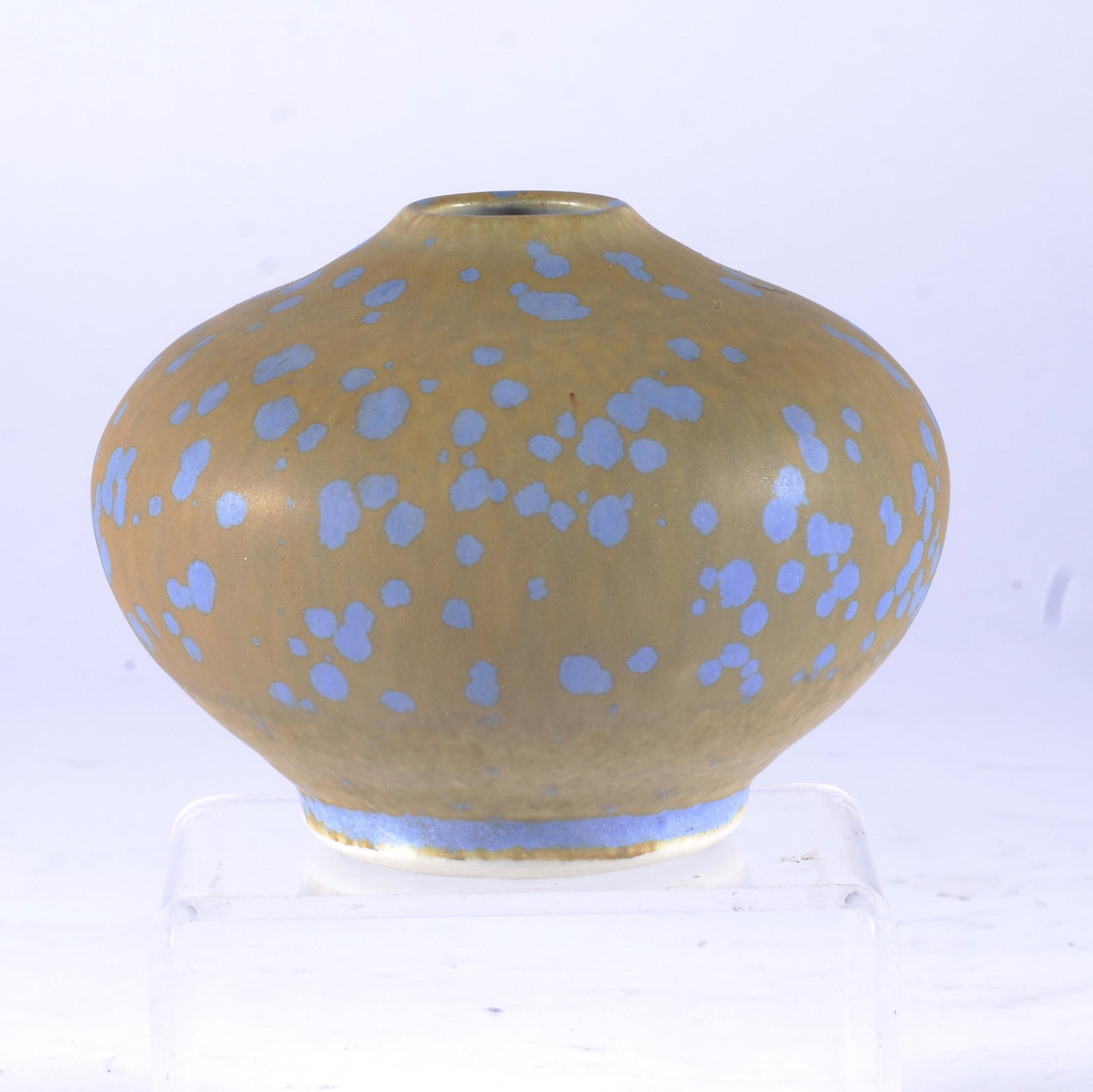BEN OWEN III SMALL POTTERY VASE 2012 SEAGROVE NC: Ben III now is mentoring his son Ben IV at age 15 at his shop. Recent news from Seagrove. Ben is part of a multigenerational historical family of potters. His grandfather, aka Ben Owen (I or Master Po