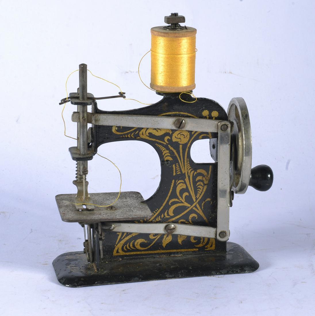 LITTLE BEAUTY CHILD'S SEWING MACHINE (1 of 3)