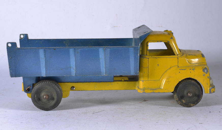 STRUCTO DUMP TRUCK (0203) on Feb 04, 2023 Ledbetter Folk Art Auction