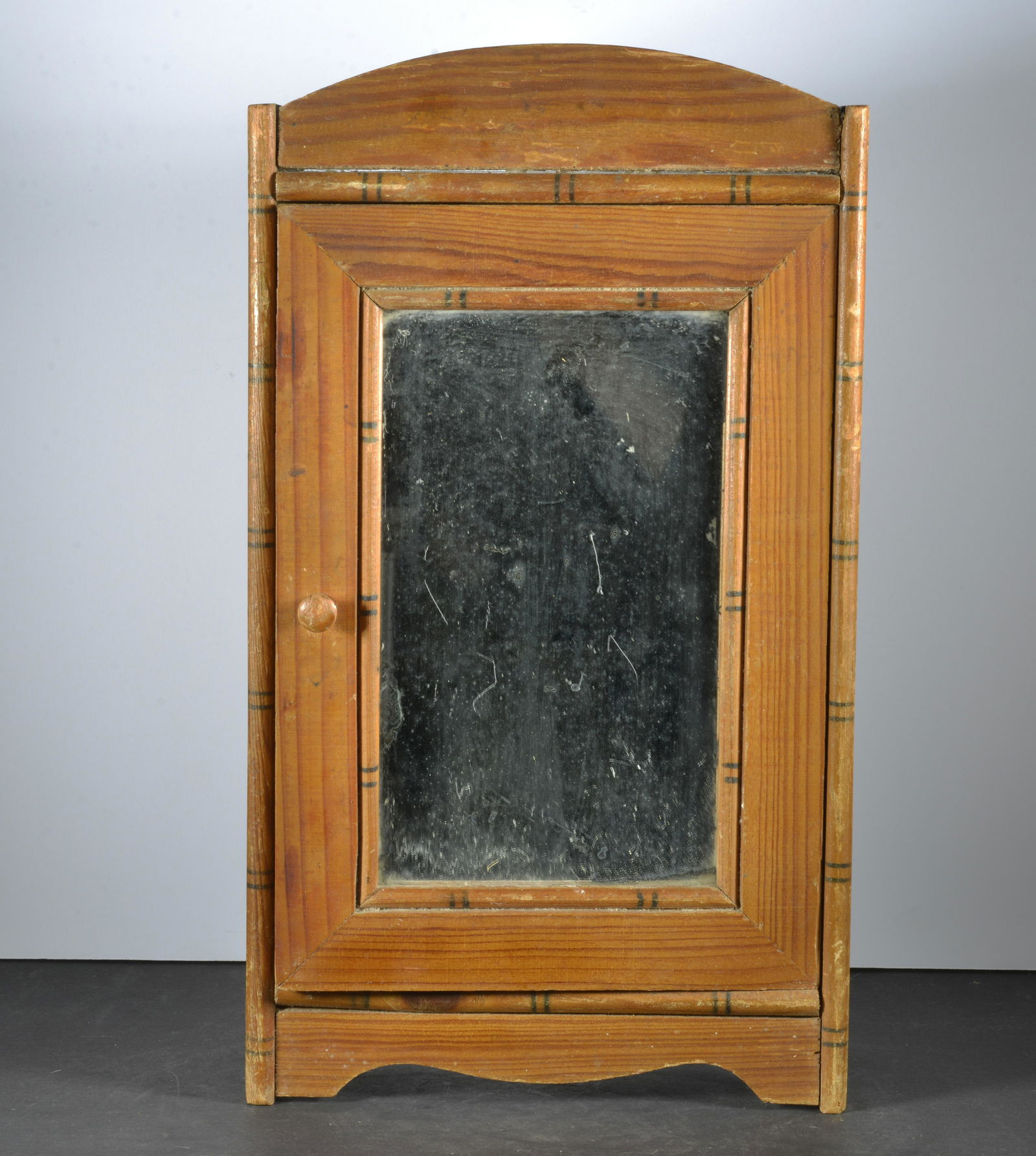 PRITIMIVE PAINTEDP SPICE BOX (1 of 3)