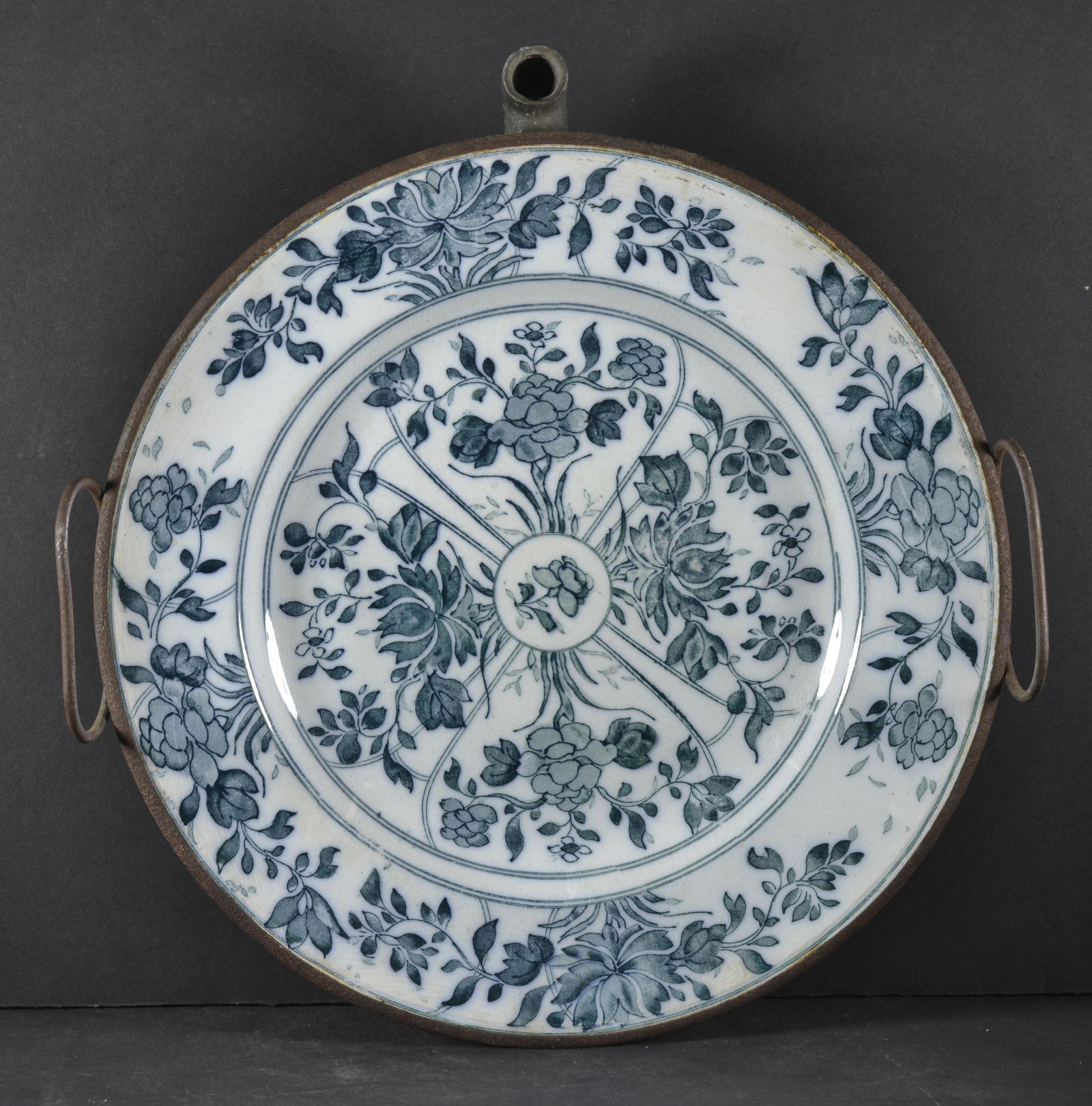 VCITORIAN FOOD WARMER PLATE WITH METAL HANDLES: VCITORIAN GRANN PORCELAIN WARMING PLATE WITH METAL HANDLES (MISSING CAP) 10" DIA