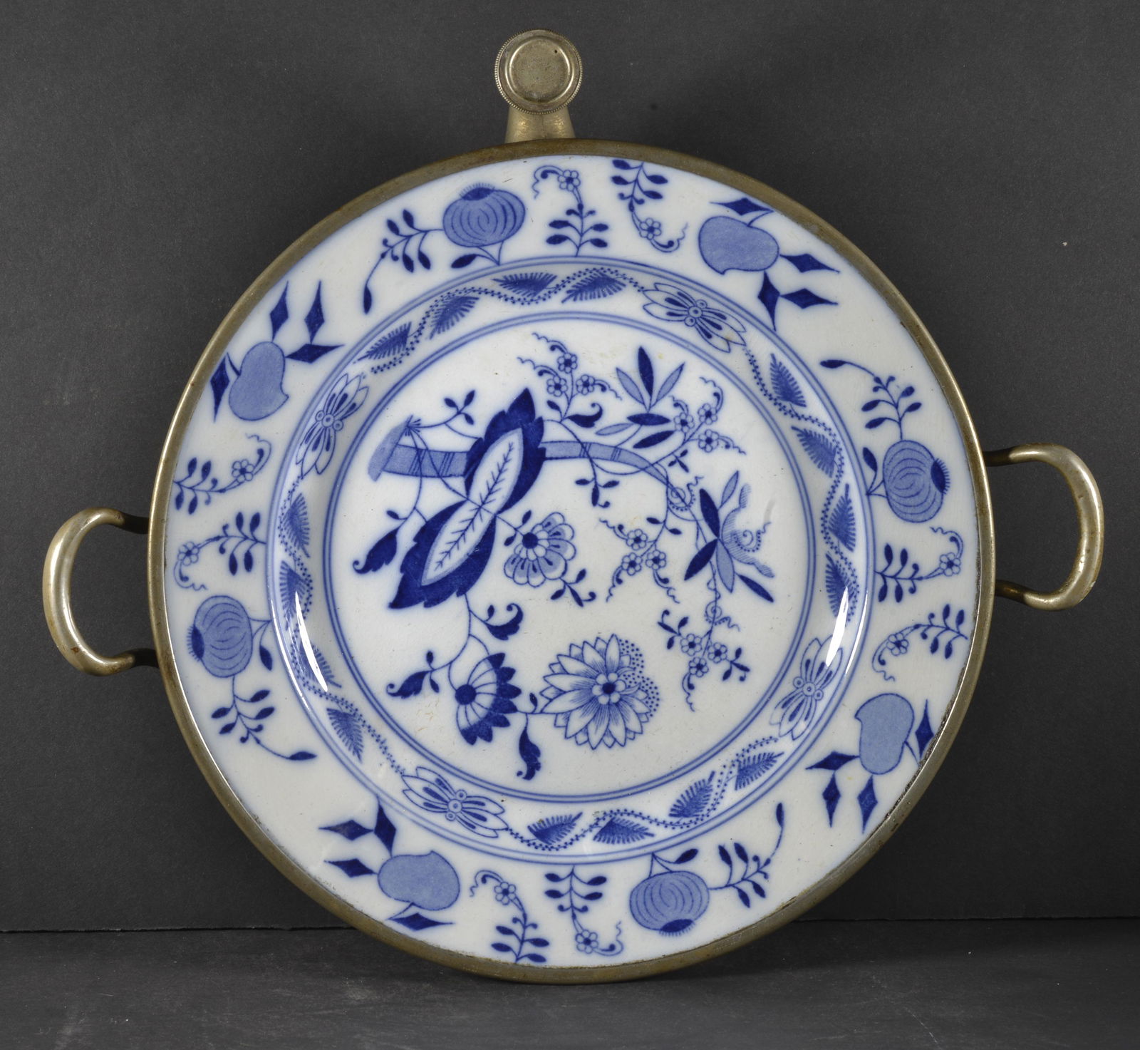 A. MEISSEN BLUE ONION FOOD WARMER PLATE: A. MEISSEN BLUE ONION FOOD WARMER PLATE 10" DIA