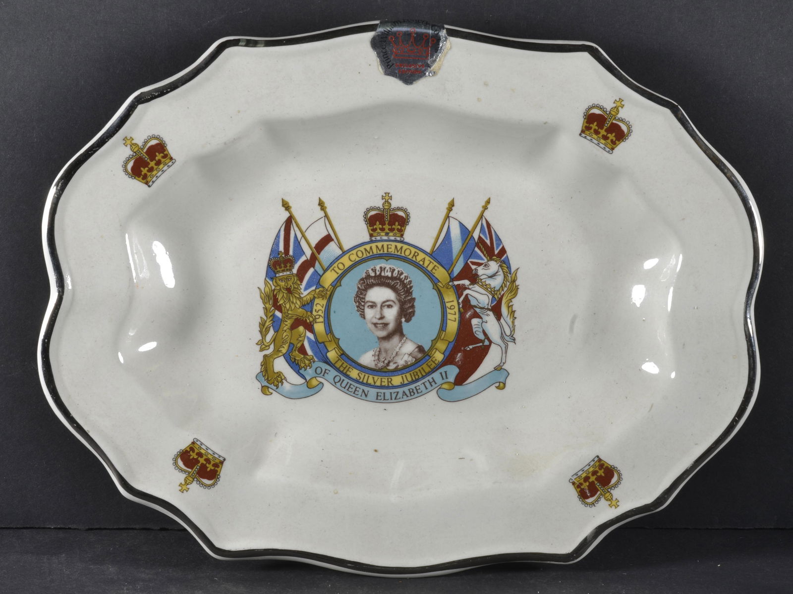 QUEEN ELIZABETH II COLLECTIBLE PLATE (1 of 2)