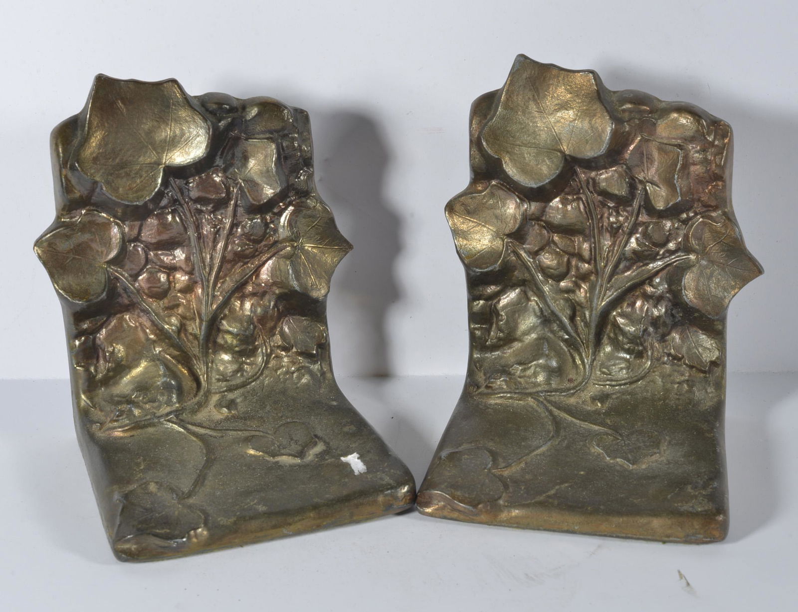 PAIR OF IVY METAL BOOKENDS: PAIR OF IVY METAL BOOKENDS 5"H