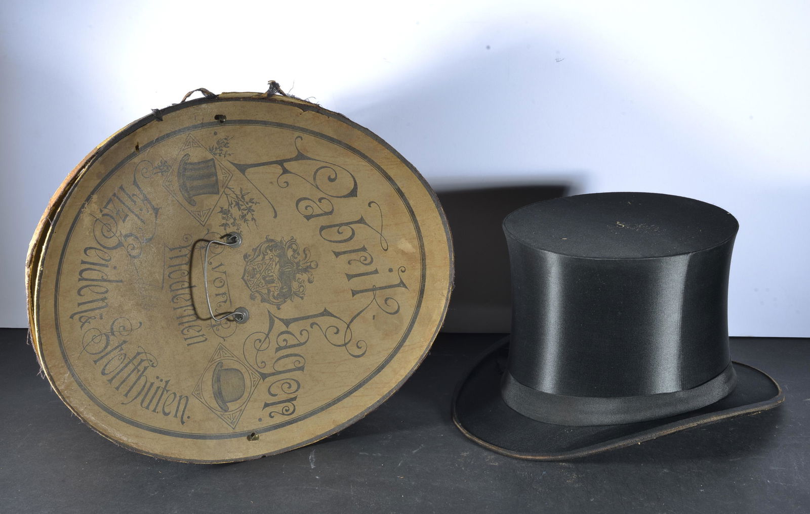 THE GENTLEMAN ENGLISH FASHION TO HAT IN ORIGINAL BOX: EARLY OUTSTANDING THE GENTLEMAN ENGLISH FASHION TO HAT IN ORIGINAL BOX: 15"L