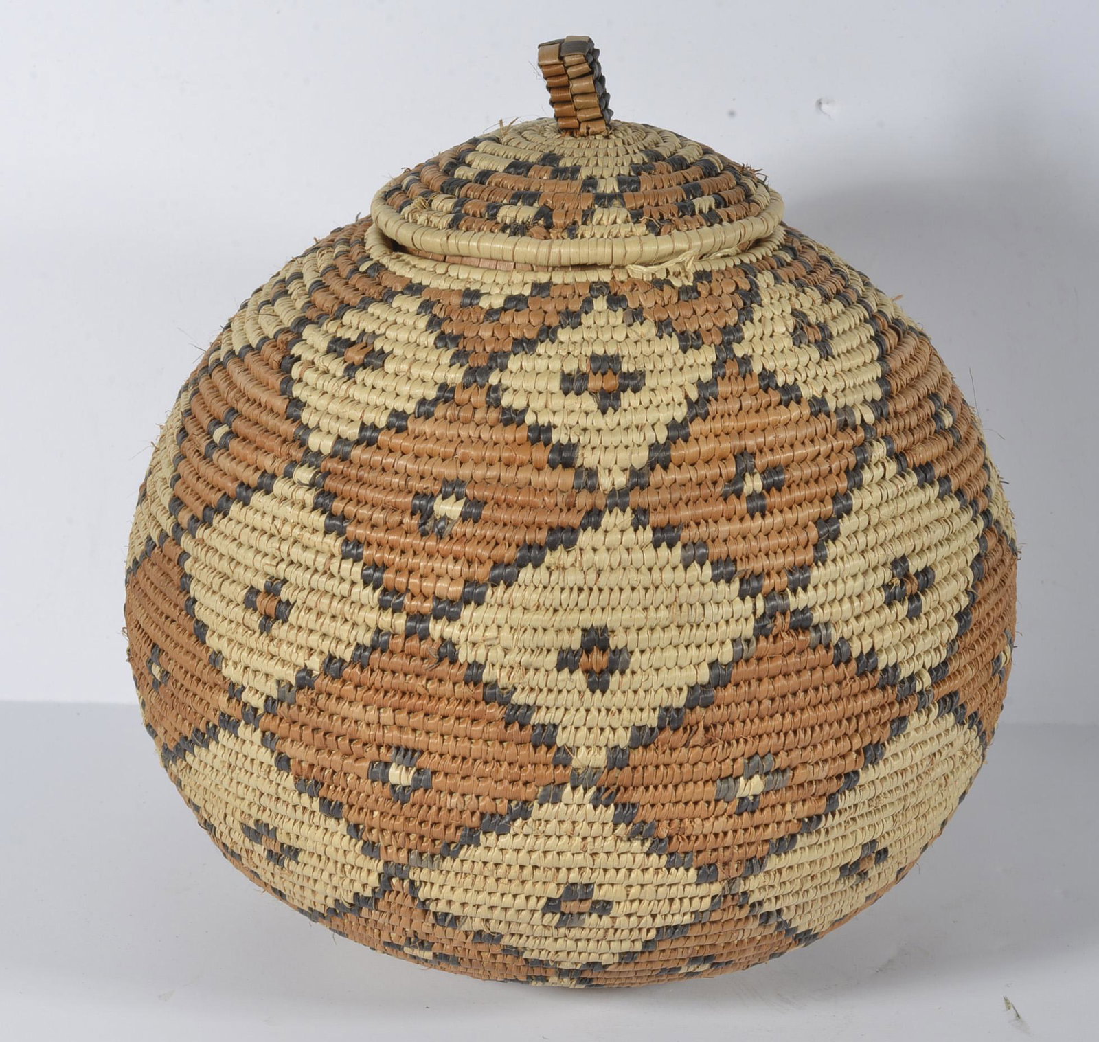 ROUND WEDDING BASKET WITH LID: ZULU UKHAMBA ROUND WEDDING BASKET 7" H